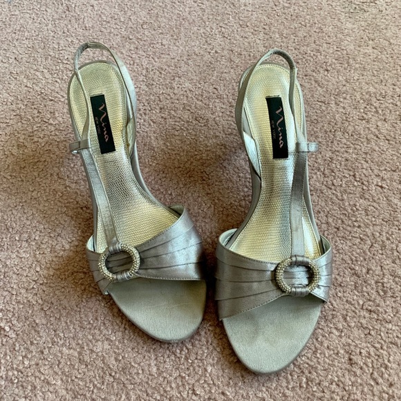 Silver heels - Picture 1 of 4